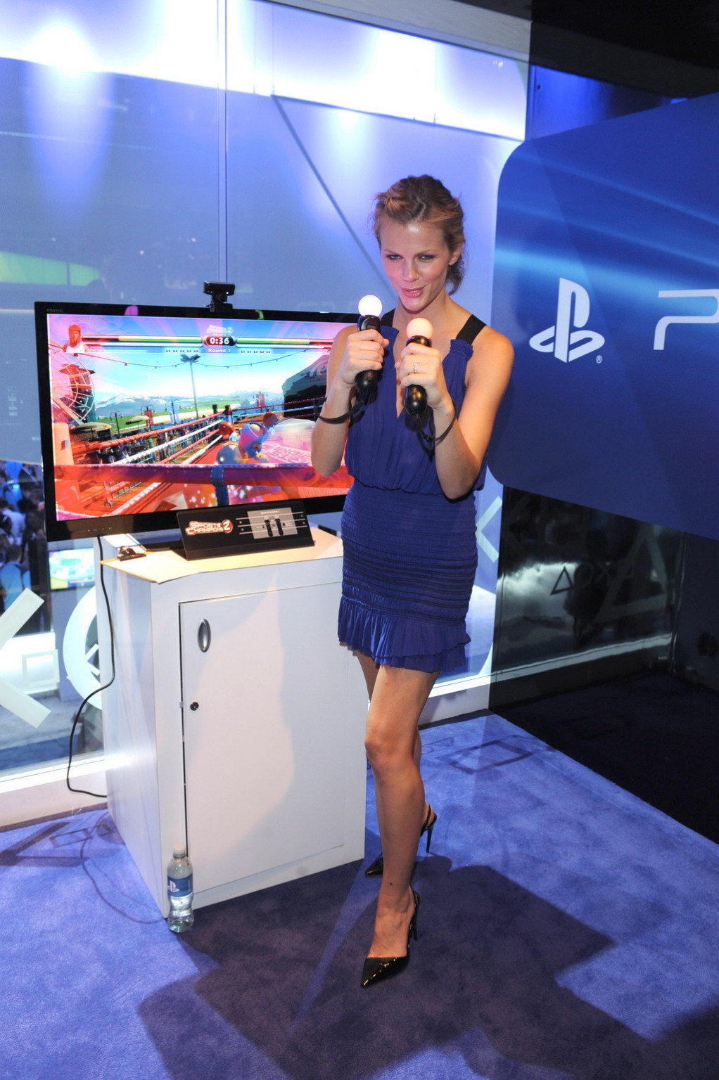 Brooklyn Decker che mostra grande scissione in mini abito blu allo stand di playstation a 
 #75260741