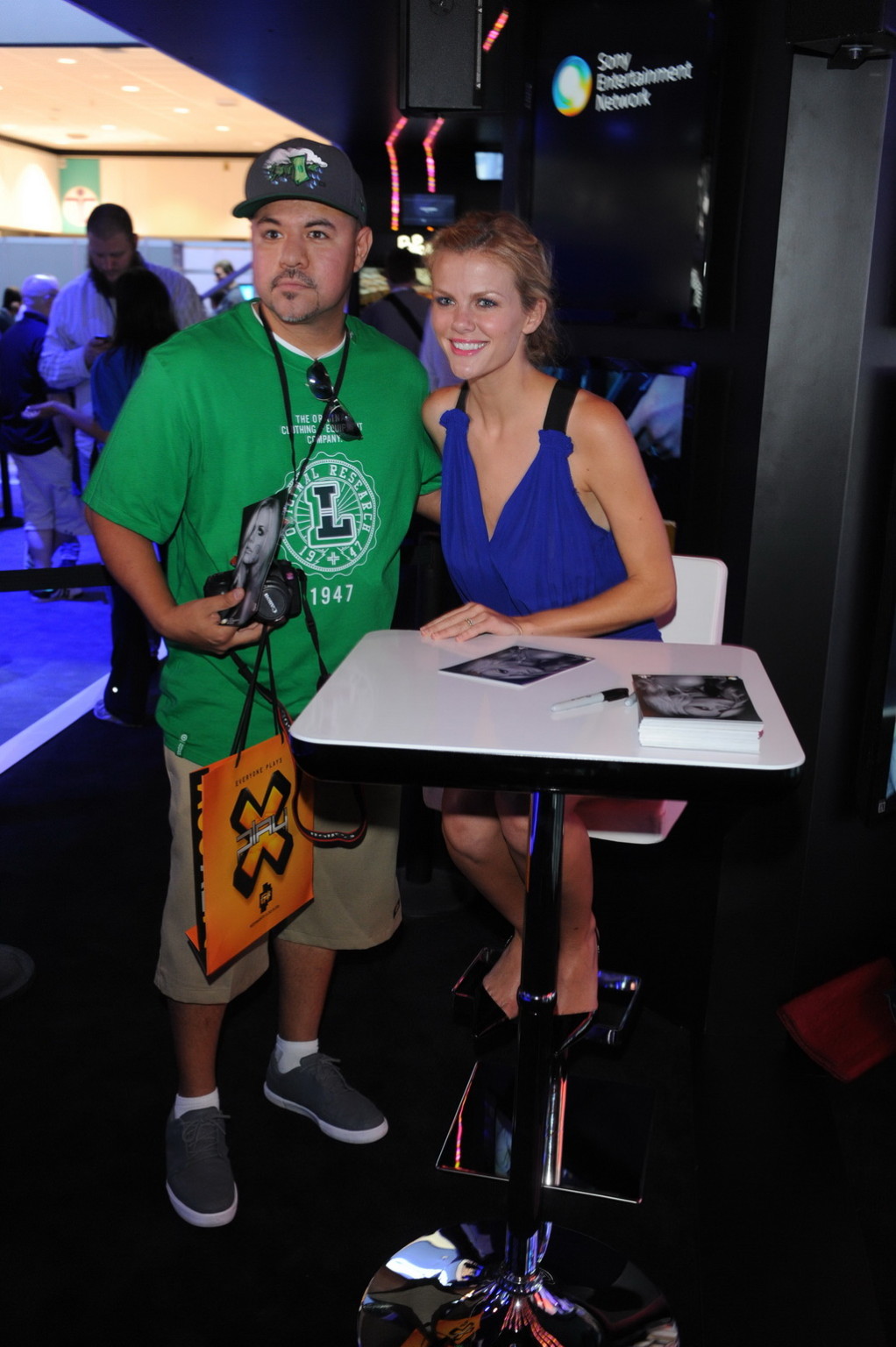 Brooklyn decker mostrando gran escote en mini vestido azul en el stand de playstation en 
 #75260749