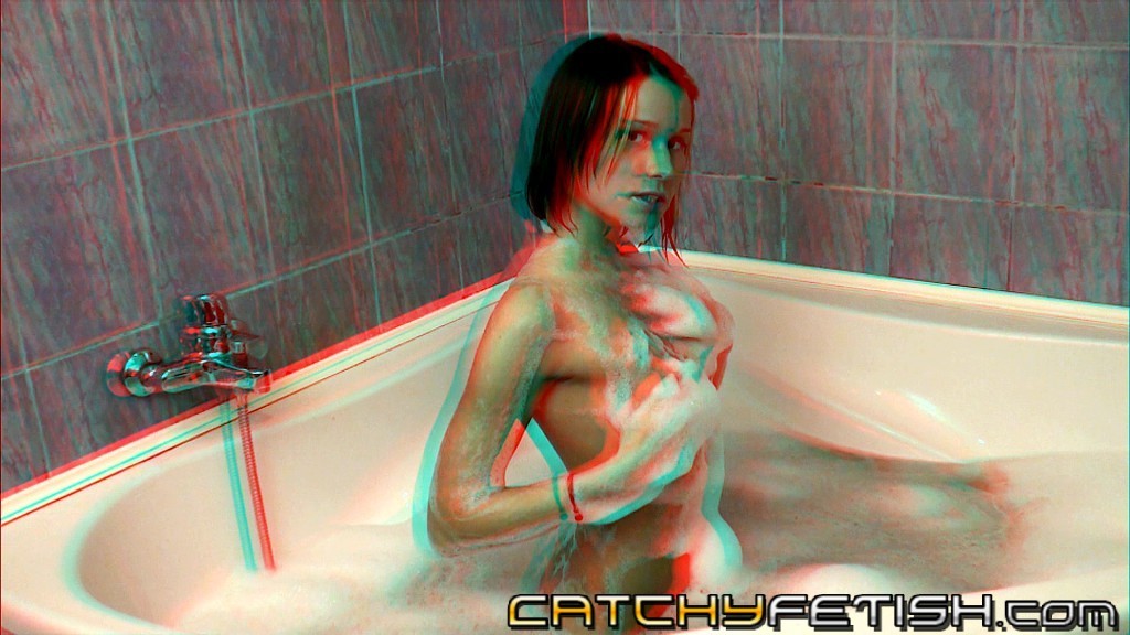 Sexy Teenie nimmt eine Dusche und spielt mit großem Dildo
 #67052433