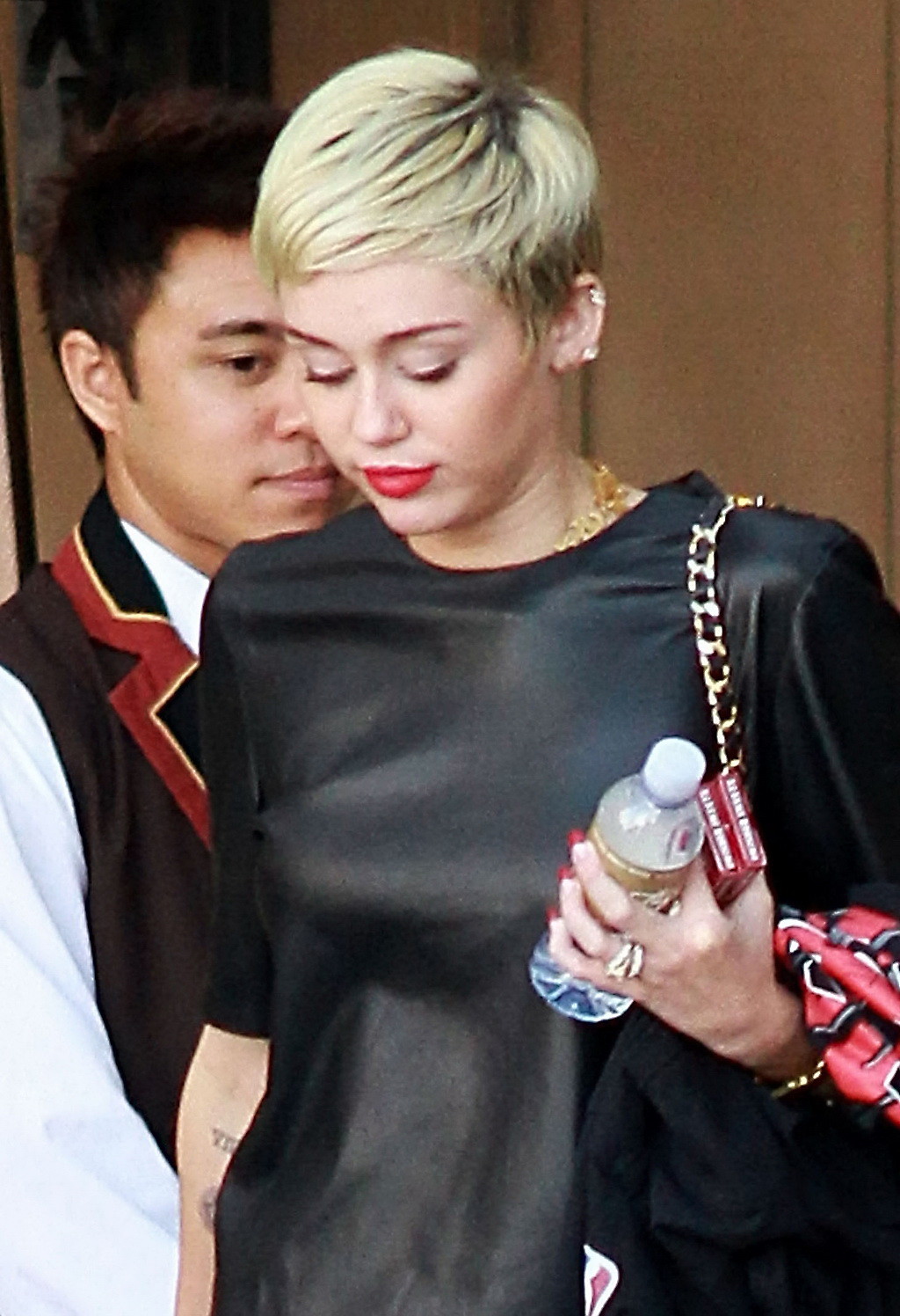 Miley Cyrus langbeinig in Jeans-Shorts und Leder-Top in Beverly Hills
 #75235215