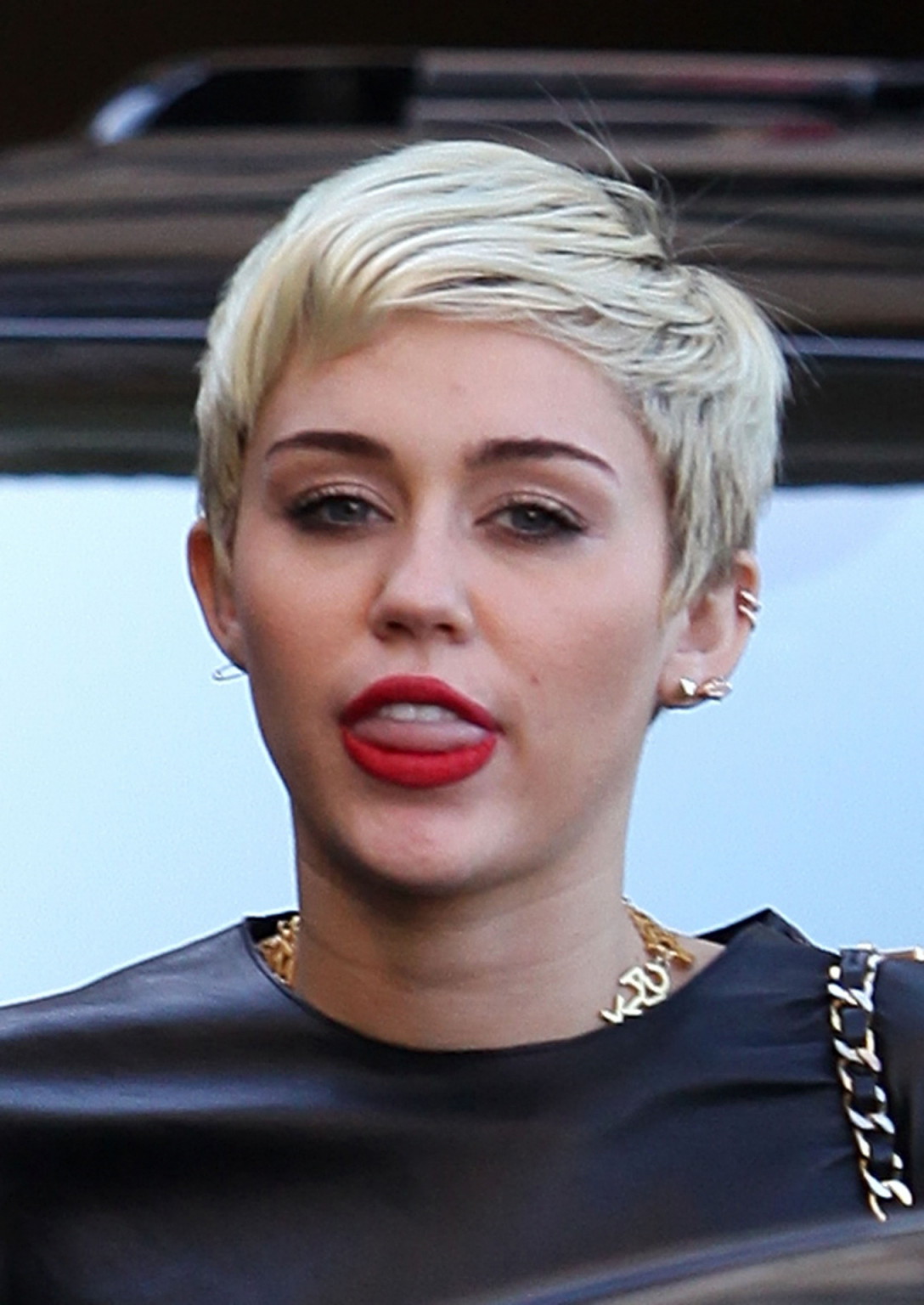 Miley Cyrus langbeinig in Jeans-Shorts und Leder-Top in Beverly Hills
 #75235275