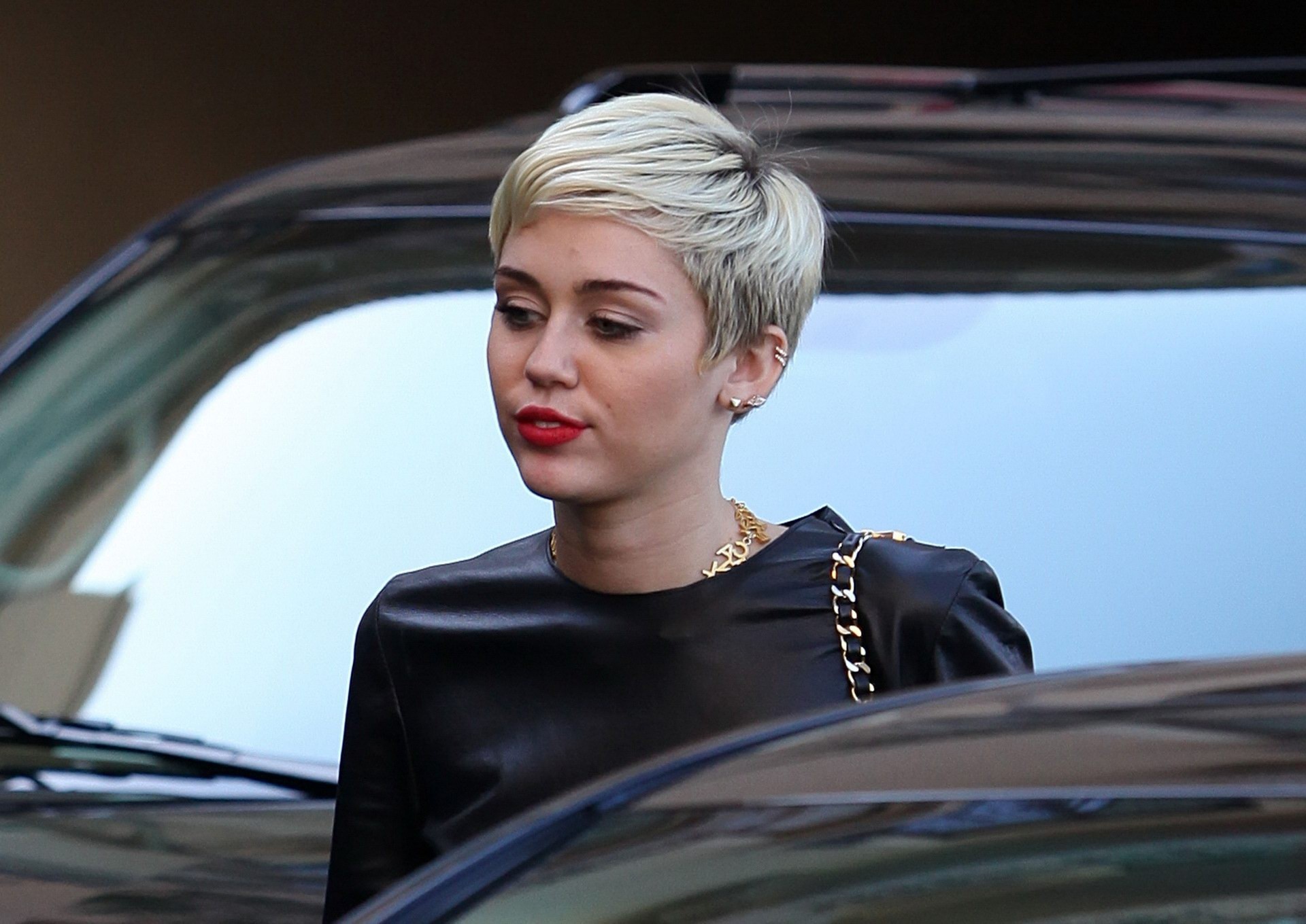Miley Cyrus langbeinig in Jeans-Shorts und Leder-Top in Beverly Hills
 #75235290