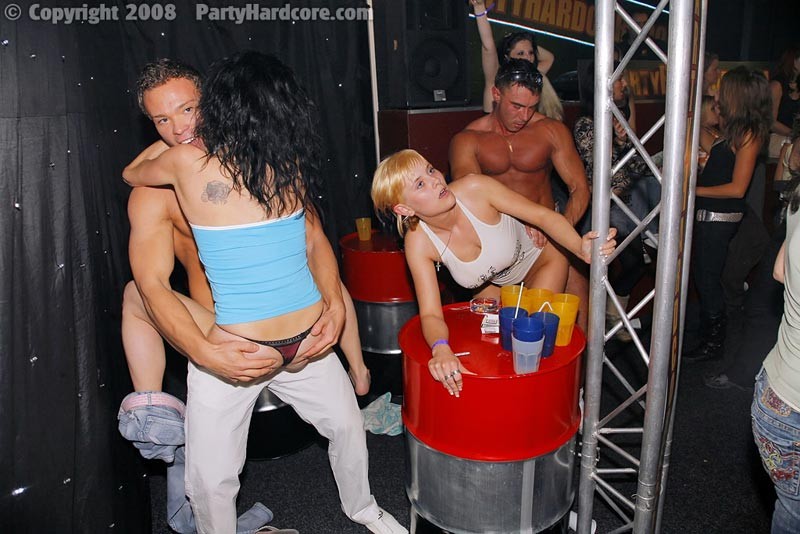 Geile Schlampen ficken Stripperinnen auf Hardcore-Orgie-Sex-Party
 #73882198