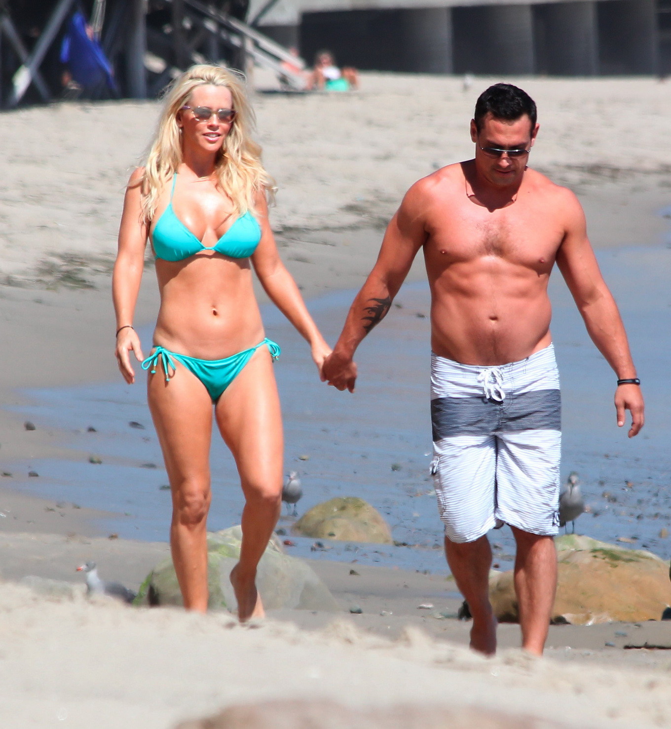 Jenny mccarthy busty che indossa un bikini blu cielo sulla spiaggia di miami
 #75288715