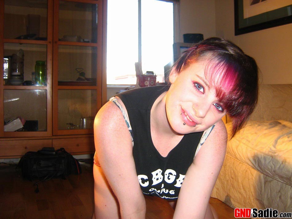 Sadie, une fille punk, percée
 #73259383