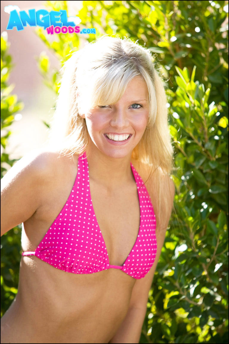 Joven rubia mostrando sus tetas al aire libre
 #78621903