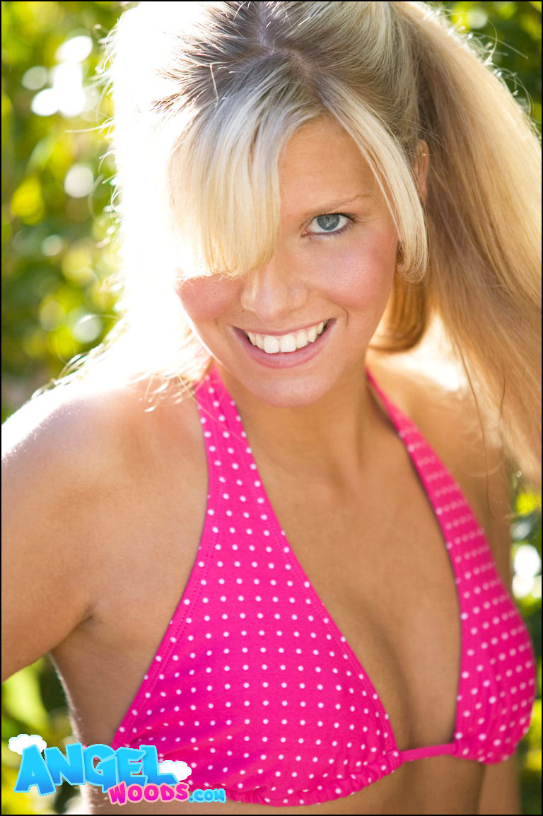 Joven rubia mostrando sus tetas al aire libre
 #78621924