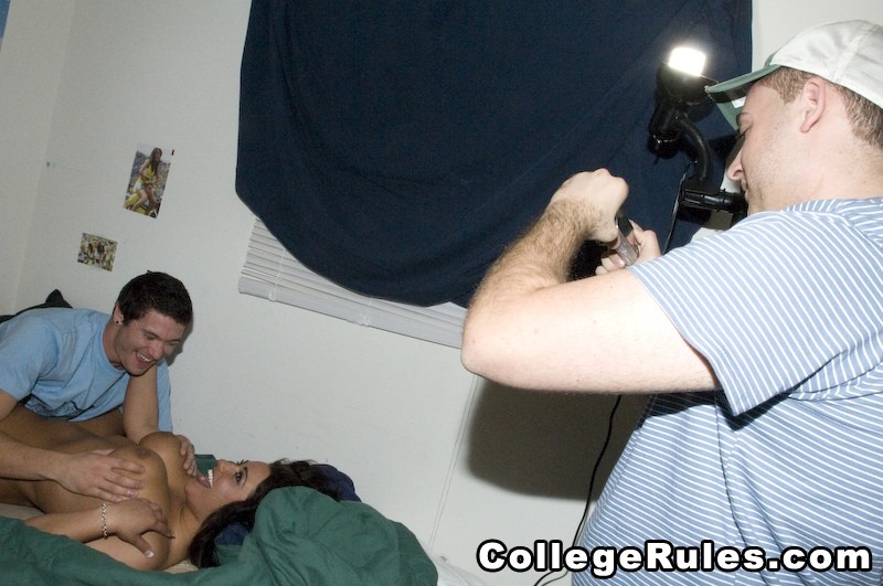 College Hottie wird in einem Hardcore-Dreier gefickt
 #74600874