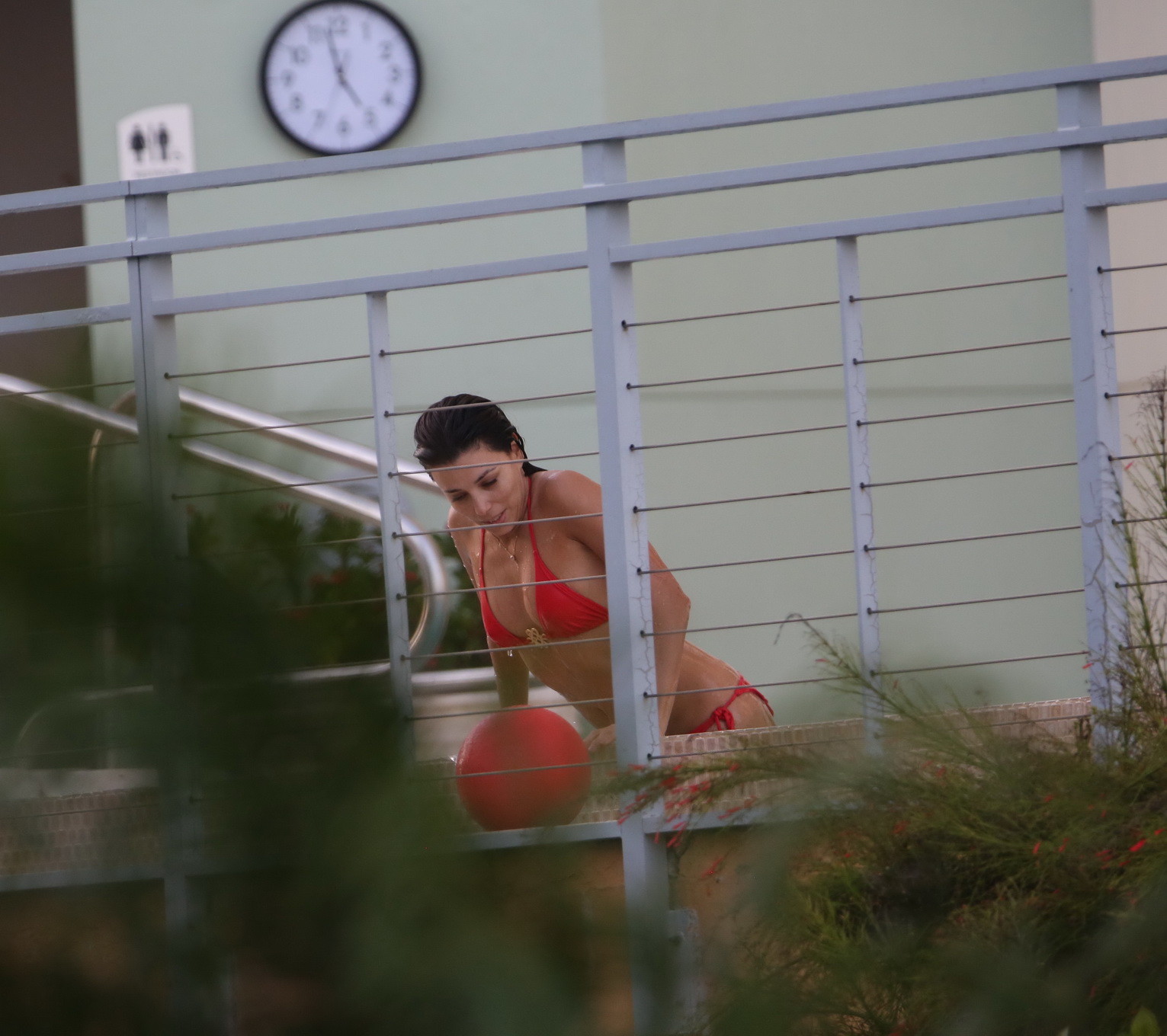 Eva longoria mostra il suo culo rotondo in un bikini rosso striminzito in piscina a miami
 #75179882