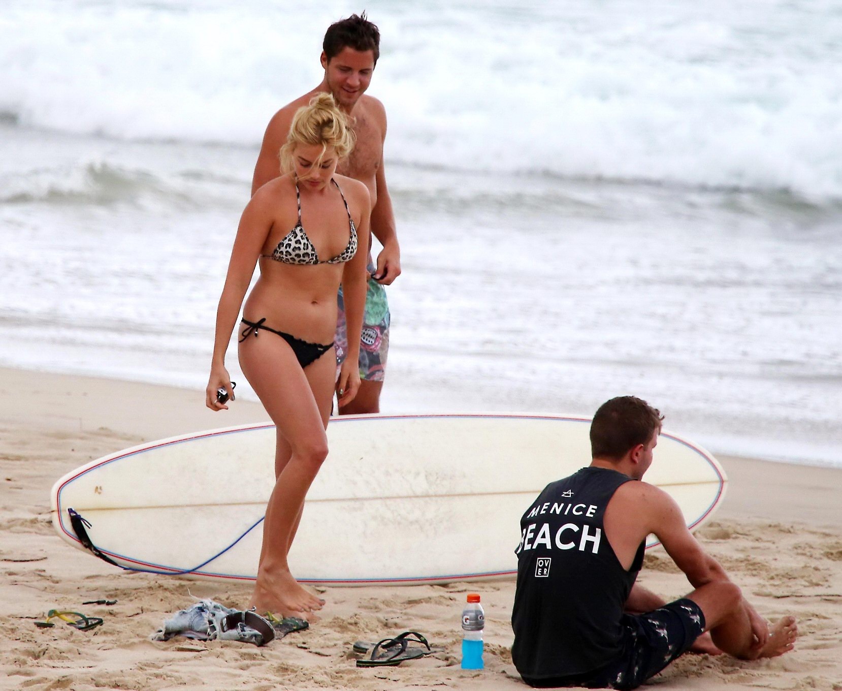 Margot robbie exhibant son bikini sur une plage de byron bay
 #75177042