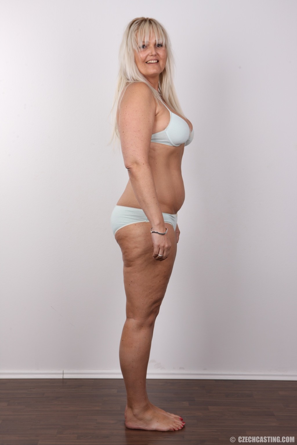 Chubby reife Blondine posiert nackt #67196422