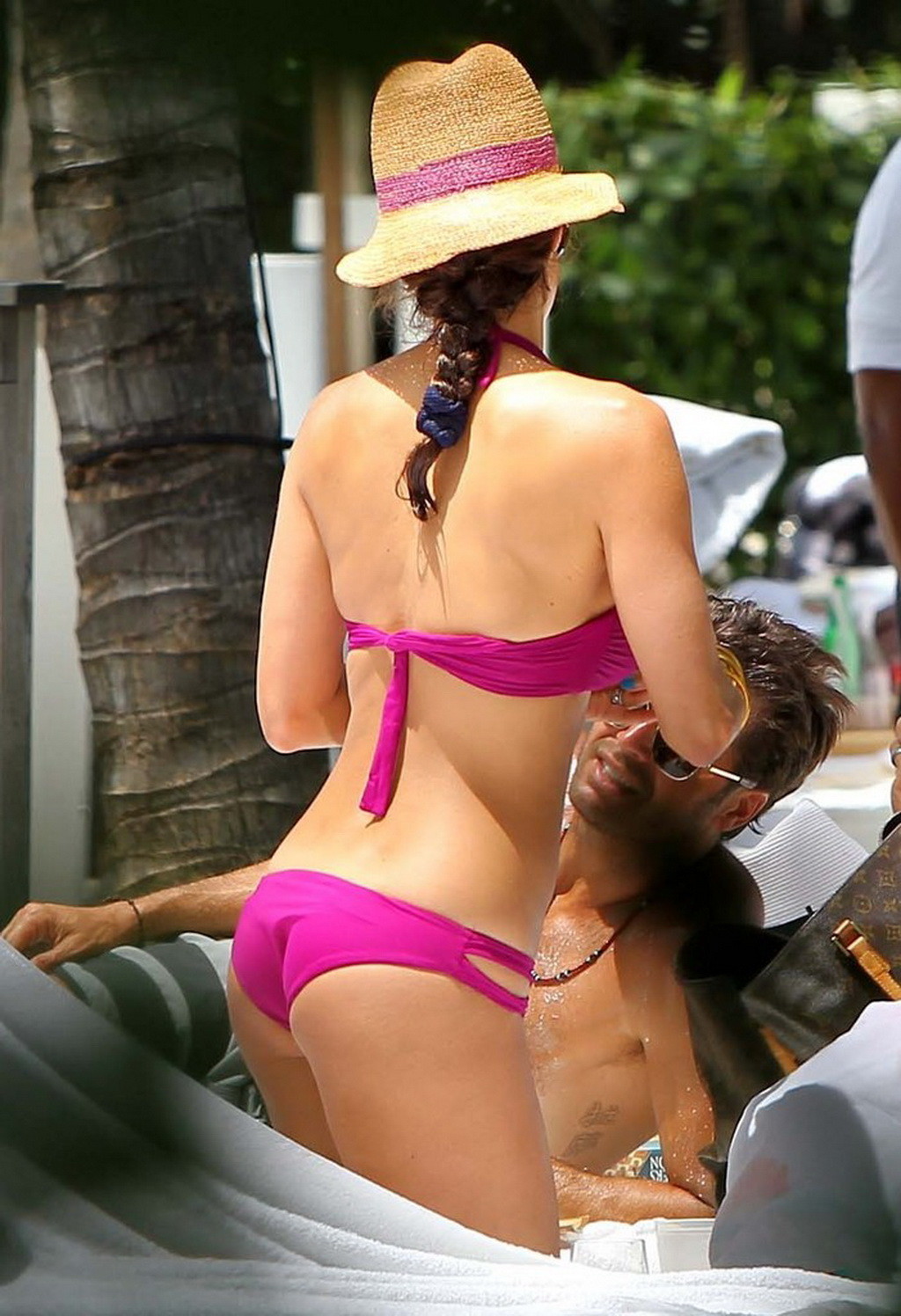 Brooke Burke mostrando su jugoso culo en bikini morado junto a la piscina en Miami
 #75256813