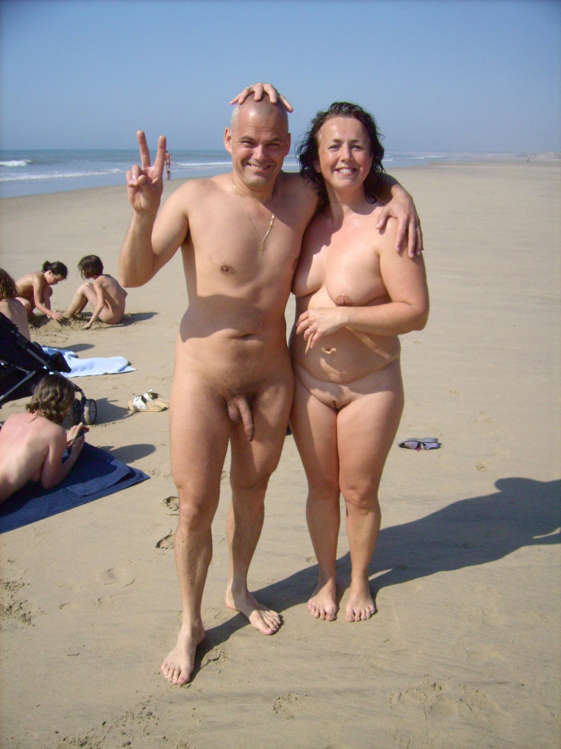 Il suo corpo sexy si abbronza dopo essersi spogliata nuda
 #72242982