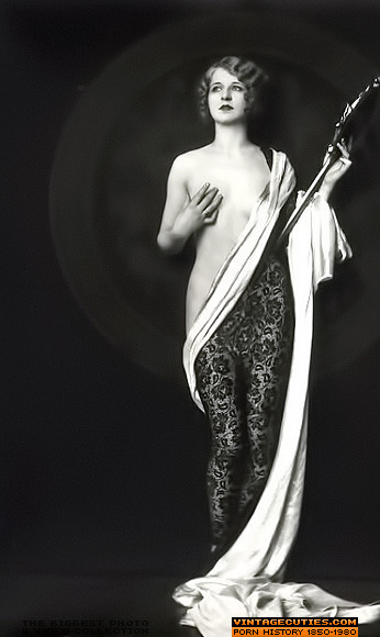 Sexy nackte Damen in Vintage-Erotik-Fotos aus den 1900er Jahren
 #67638818
