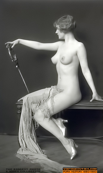 Sexy nackte Damen in Vintage-Erotik-Fotos aus den 1900er Jahren
 #67638850