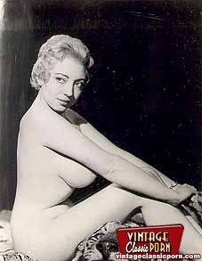Mehrere sexy Vintage-Blondinen zeigen ihre feinen Körperteile
 #67825004