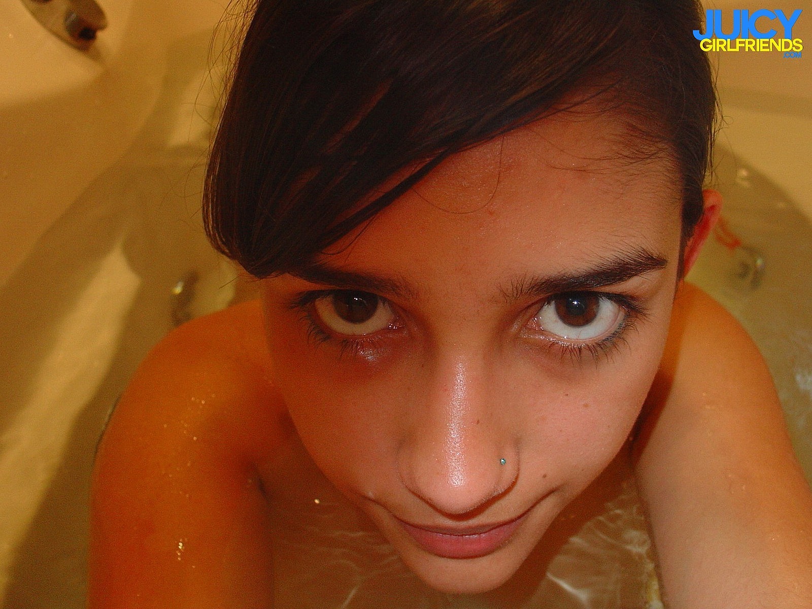 Selfies amatoriali nudi nella vasca da bagno
 #67150404