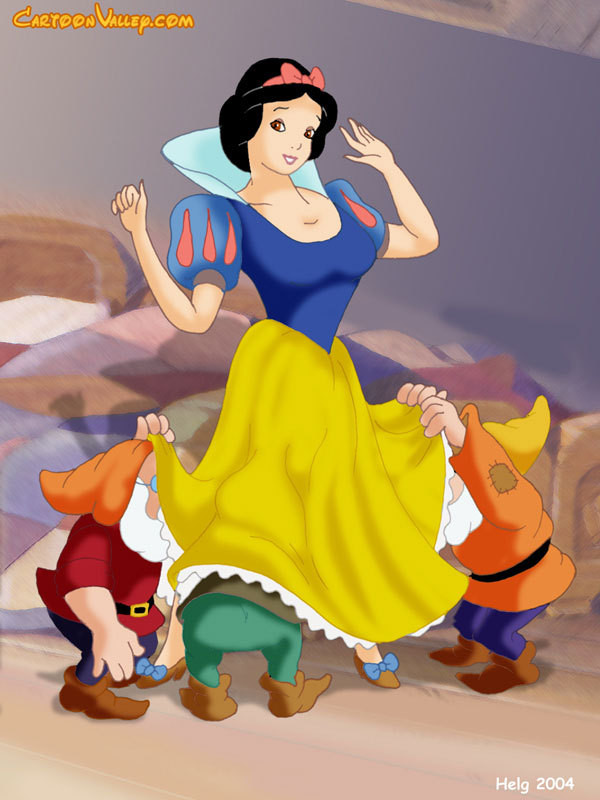 Prinzessin Schneewittchen mit offenem Mund reibt Vagina
 #69552317