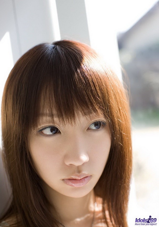 Hina kurumi, modèle asiatique en bikini sexy, montre ses seins.
 #69816184