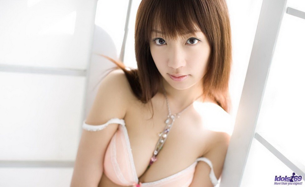 Hina kurumi modello asiatico in bikini caldo mostra il seno
 #69816236