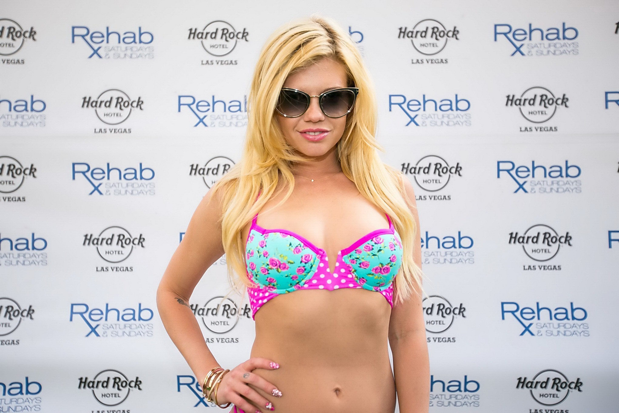 Chanel West Coast exposant son corps sexy dans un bikini rose et bleu pour le magazine Rehab. 
 #75168871