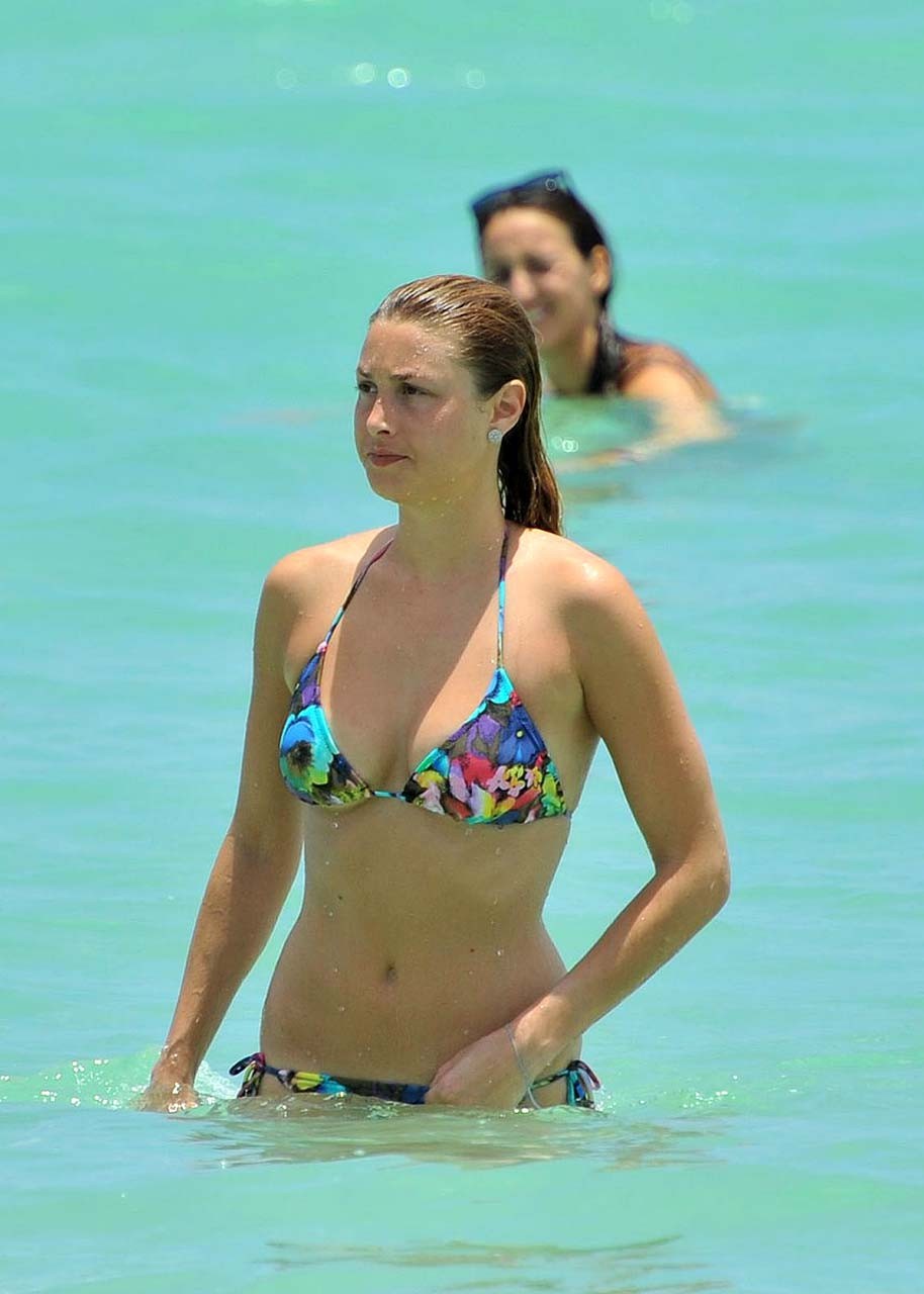 Whitney Port entblößt sexy Körper und schönen Arsch im Bikini am Strand
 #75295614