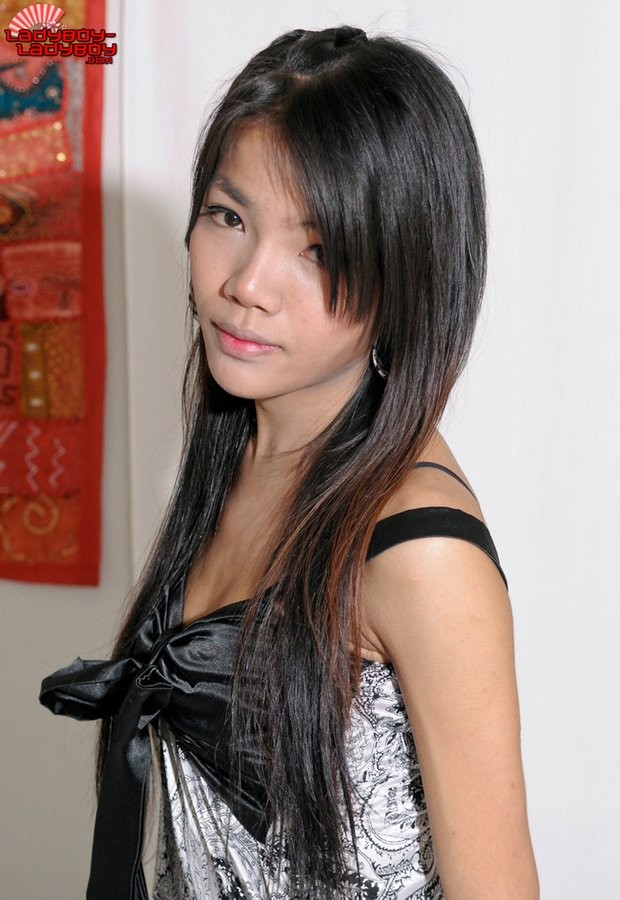 Petite asiatischen Ladyboy spreizt ihre Beine weit auf dem Bett
 #77928469