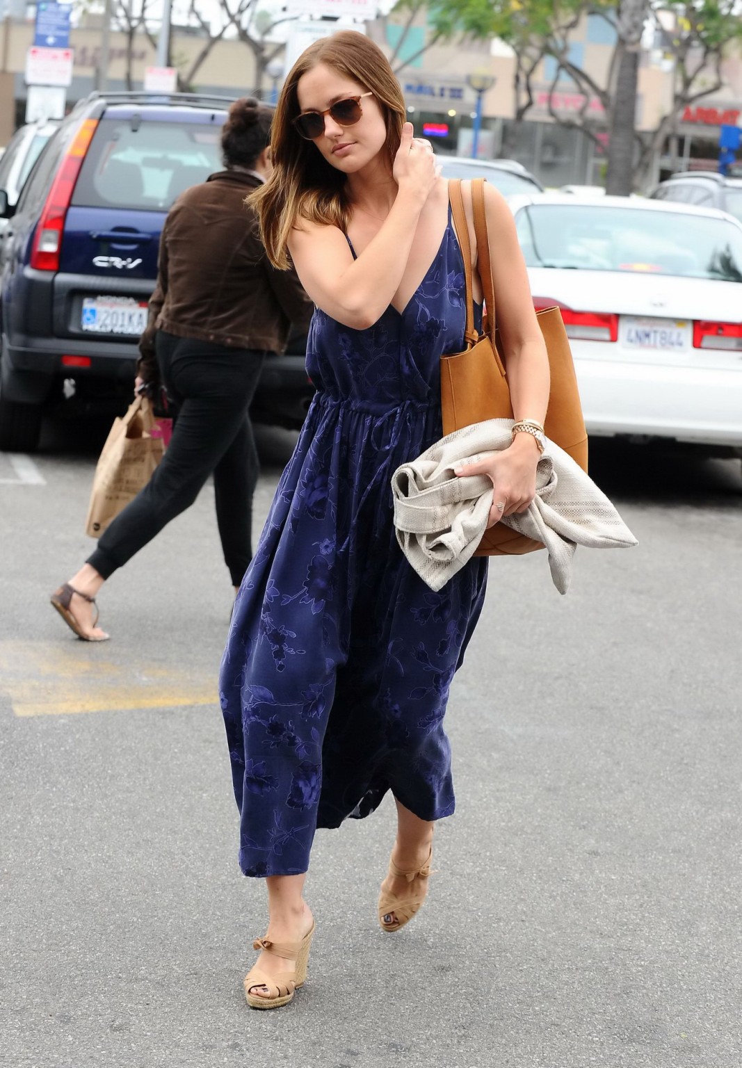 Minka kelly braless showing big cleavage and nipple pokies while shopping at who
 #75161602