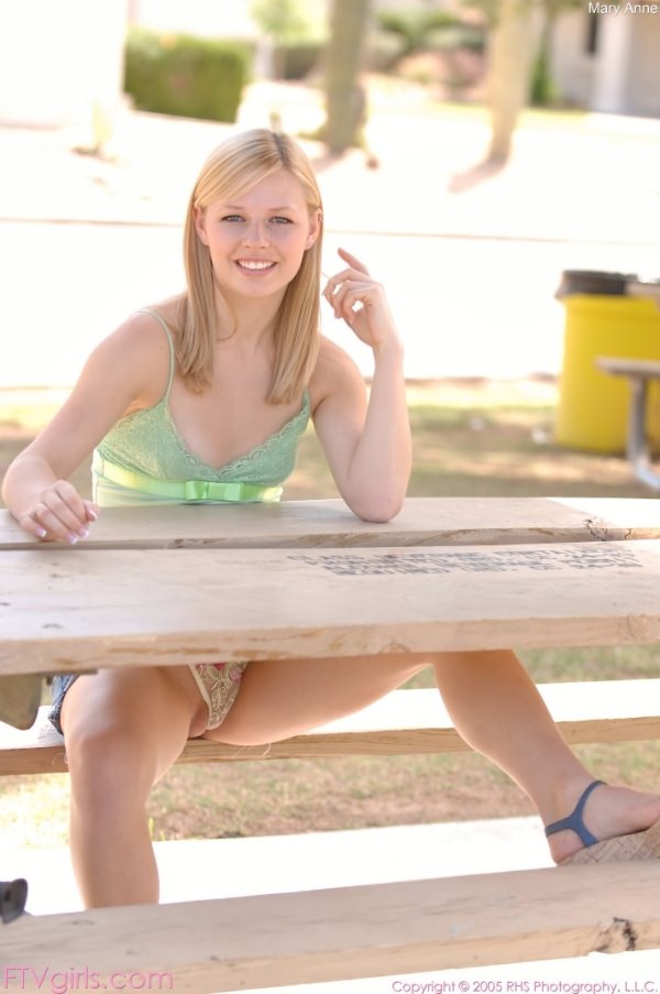 Amateur blonde Teenager posieren in einem öffentlichen Park und spielen innen
 #74014460