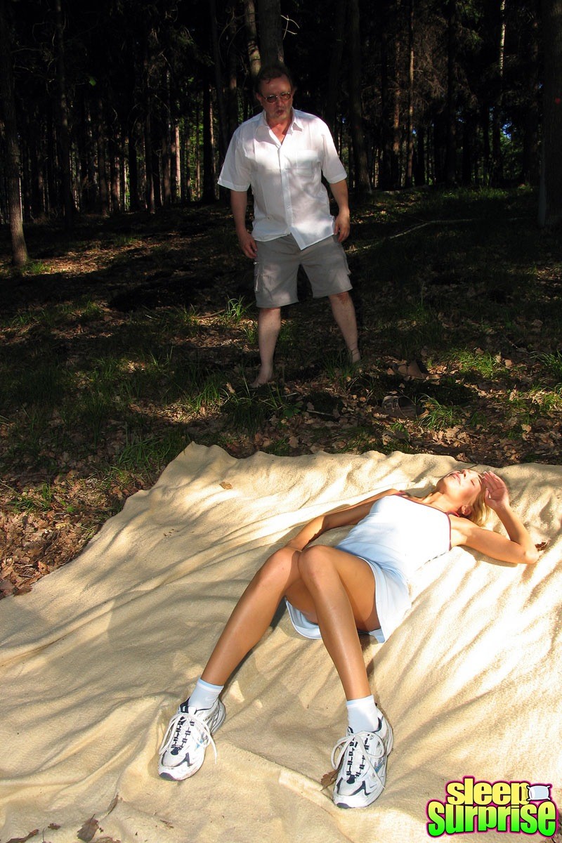 Blonde Teenie bekommt eine Gesichtsbehandlung, während sie im Wald schläft
 #78573732