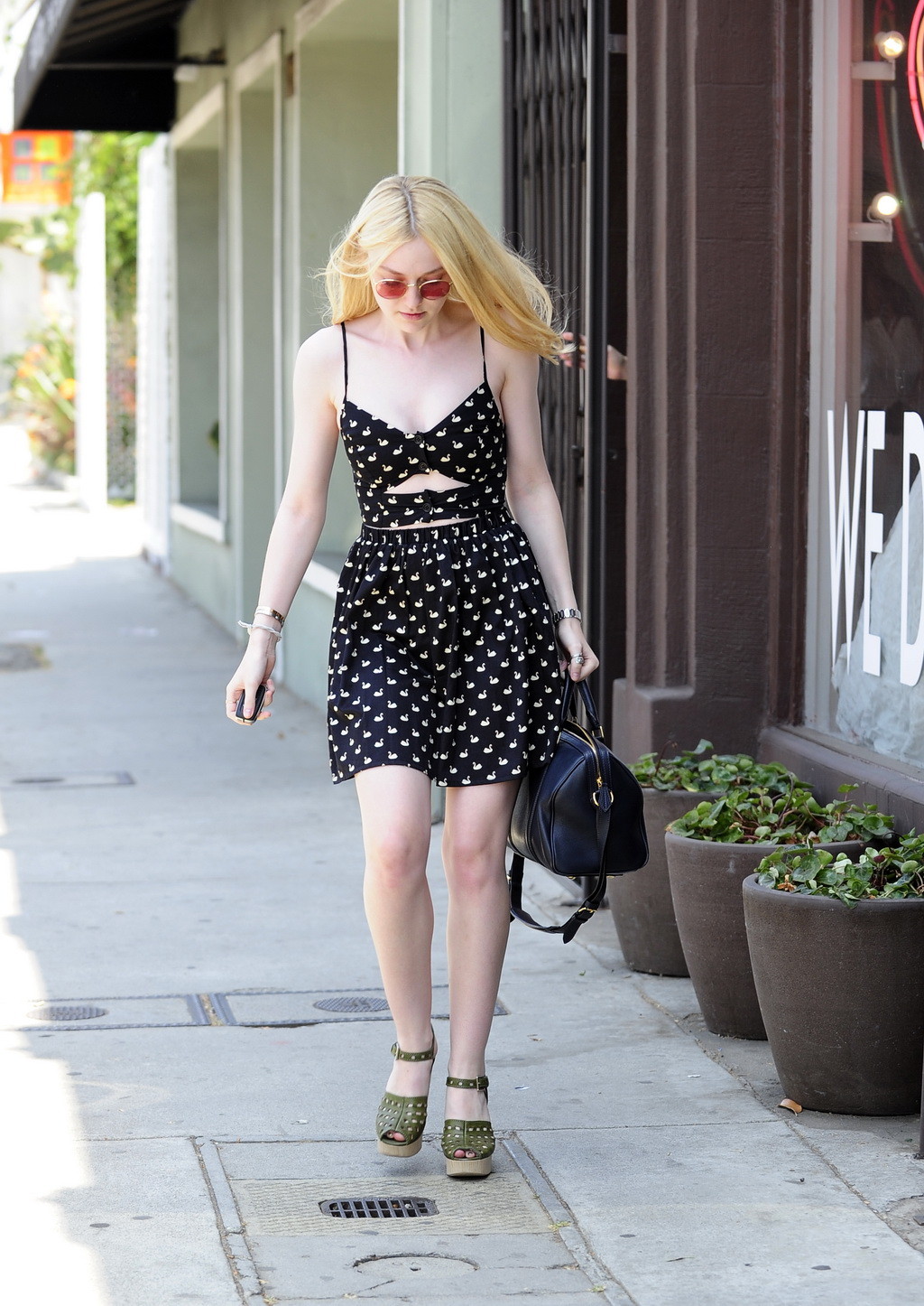 Dakota fanning porte une mini robe minuscule lors d'une promenade à Beverly Hills ensoleillée.
 #75259334
