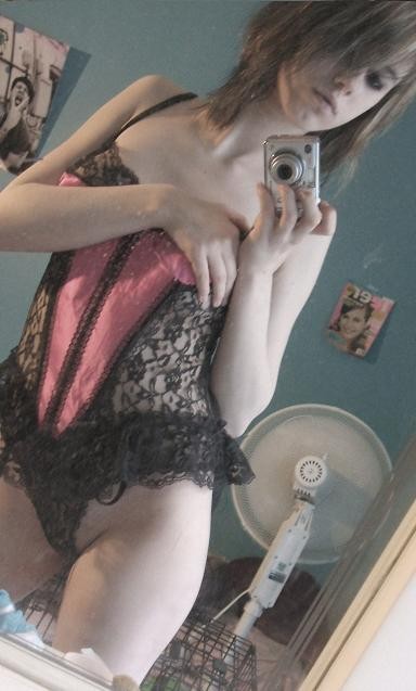Foto di lingerie di ragazze emo
 #75708940