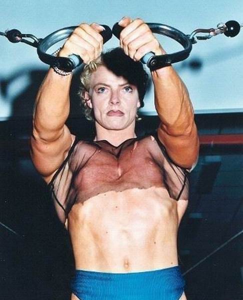 Weibliche Bodybuilder in Pose und in Aktion
 #76491934