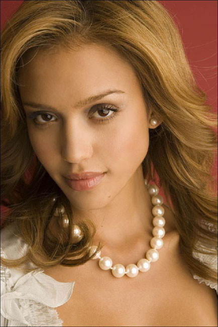 Splendida Jessica Alba che mostra il suo culo rotondo
 #75442679