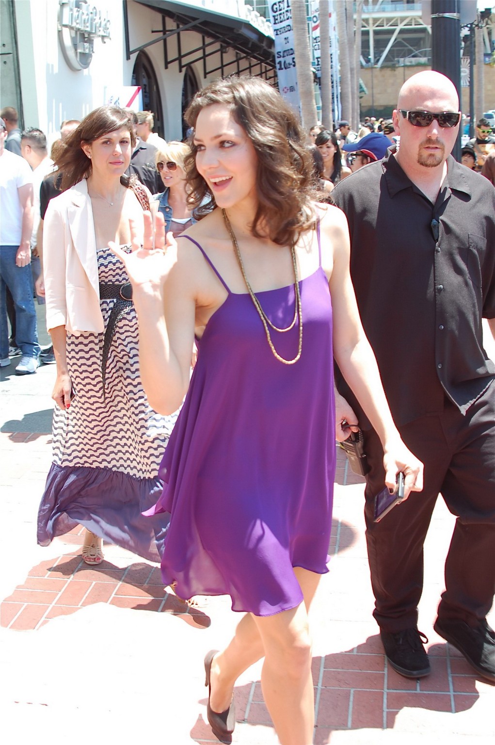 Katharine mcphee leggy indossando mini abito viola a San Diego
 #75294979