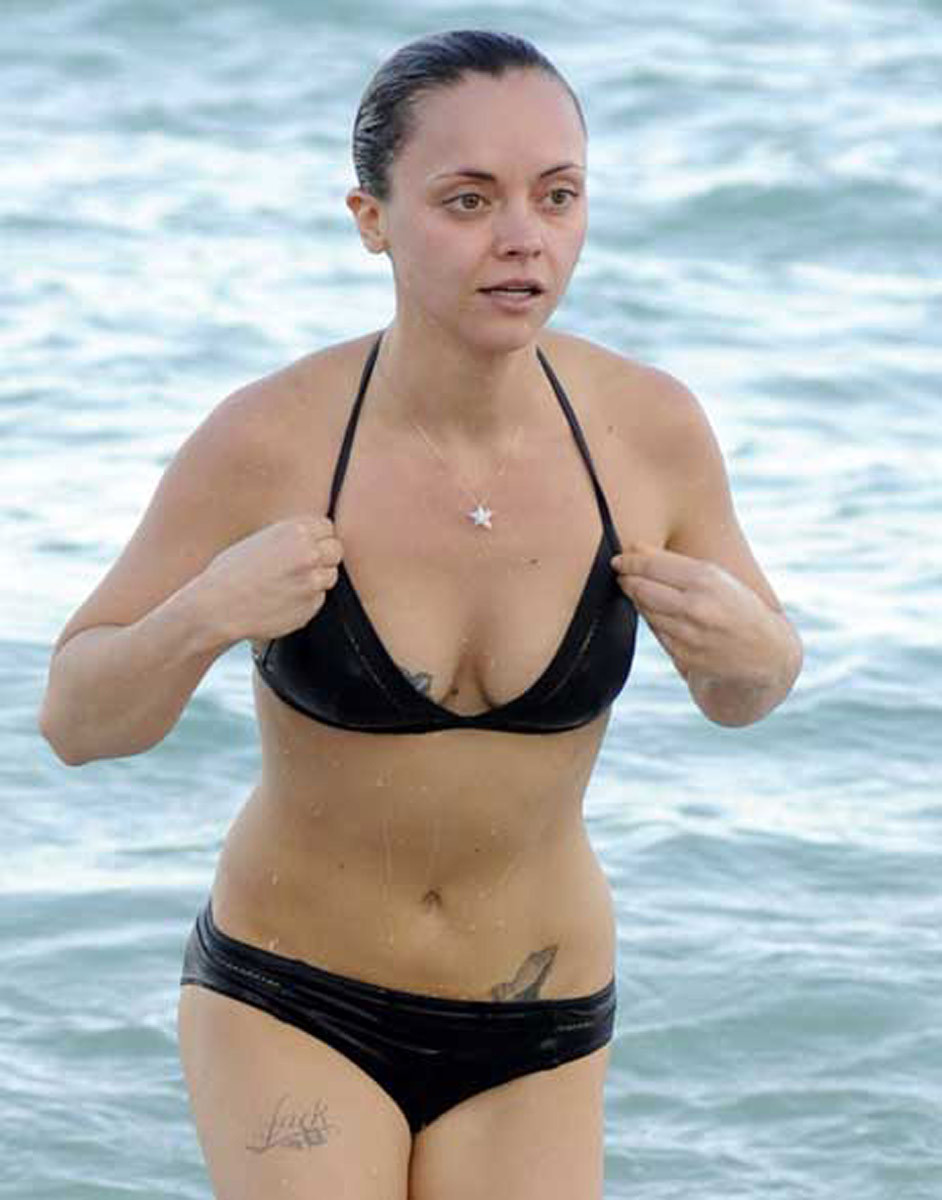 Christina Ricci in bikini sembra piuttosto caldo
 #75248599