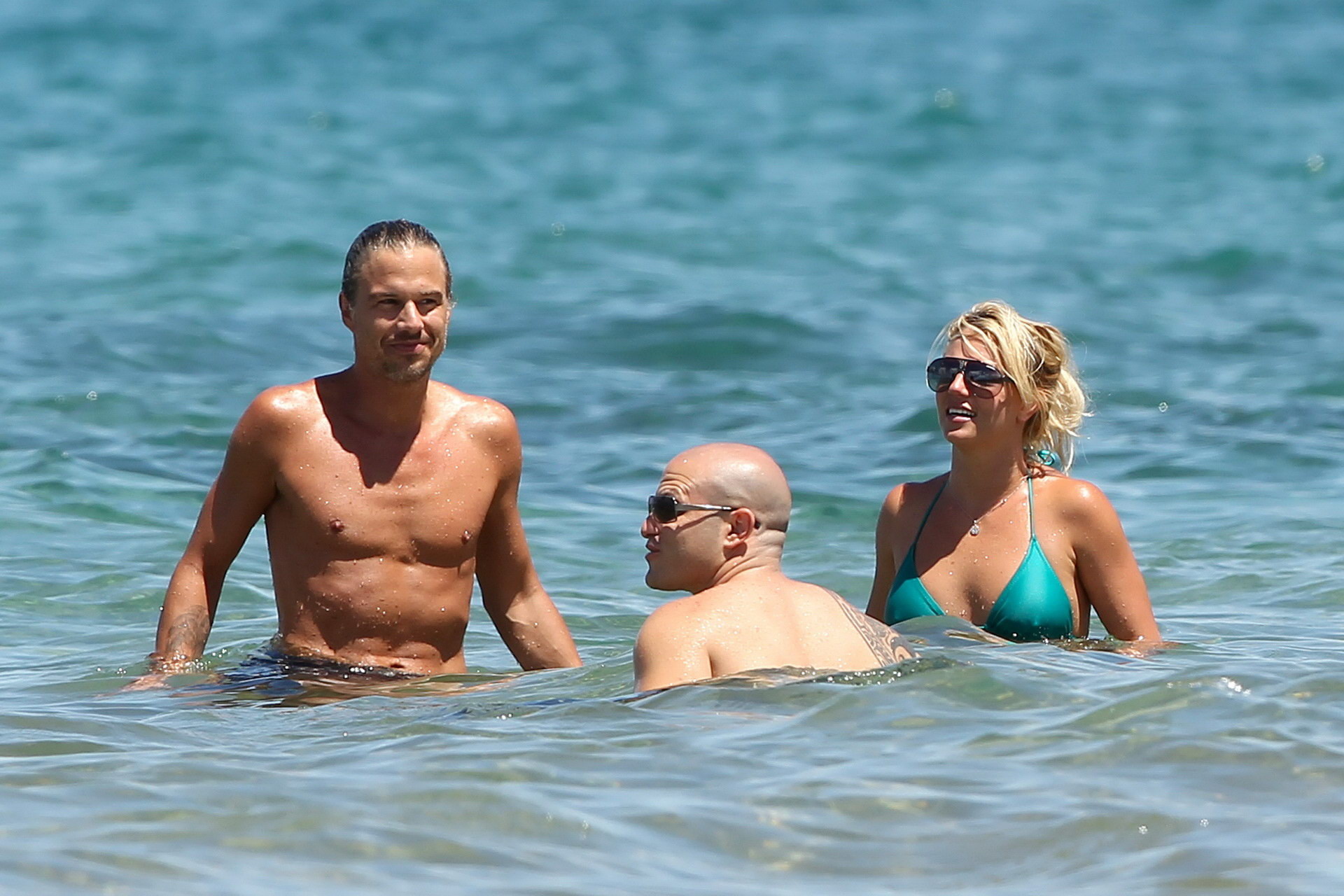 Britney spears che mostra i pokies in bikini blu bagnato sulla spiaggia in maui
 #75335465