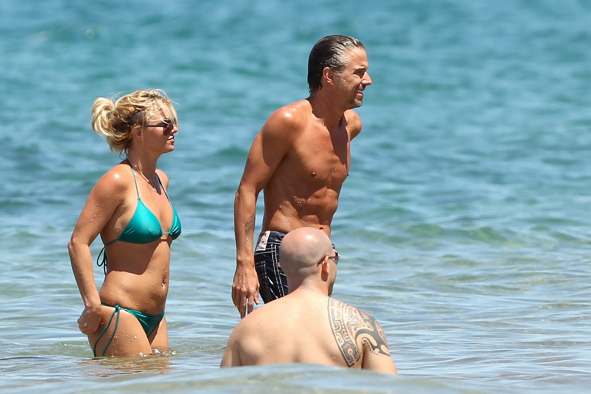 Britney spears montrant ses pokies dans un bikini bleu mouillé sur la plage de Maui.
 #75335498