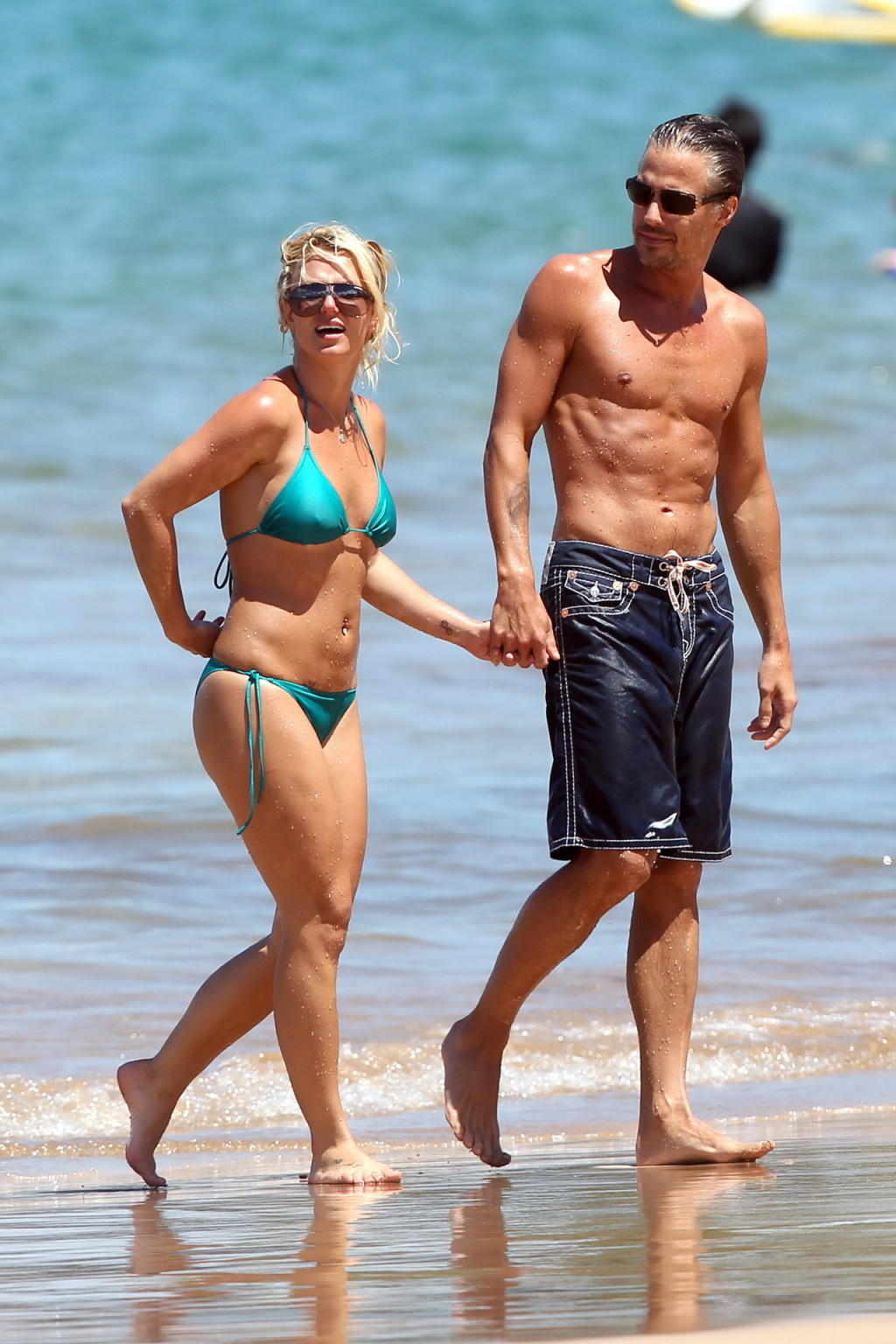 Britney spears montrant ses pokies dans un bikini bleu mouillé sur la plage de Maui.
 #75335525