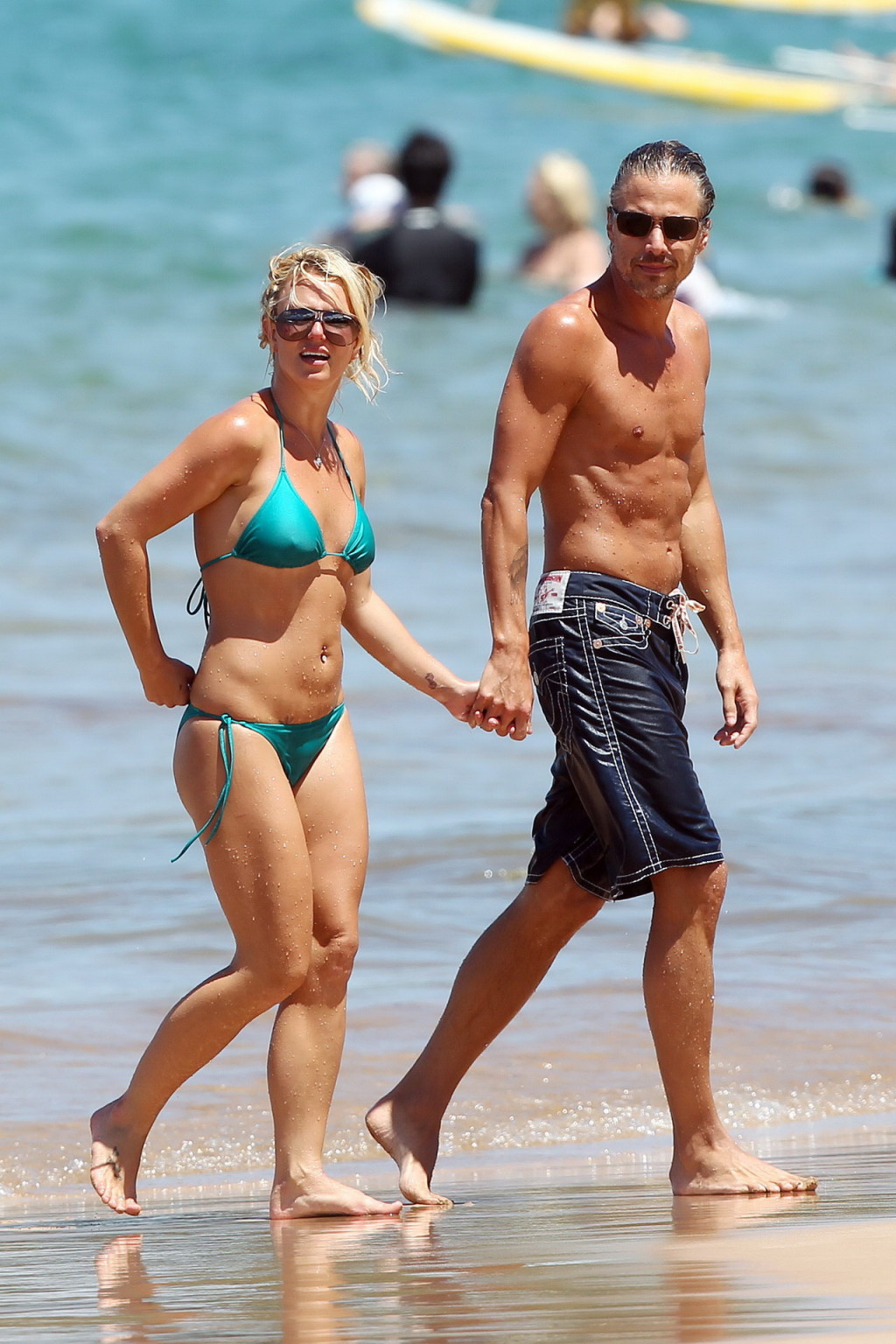 Britney spears mostrando pokies en bikini azul mojado en la playa en maui
 #75335539