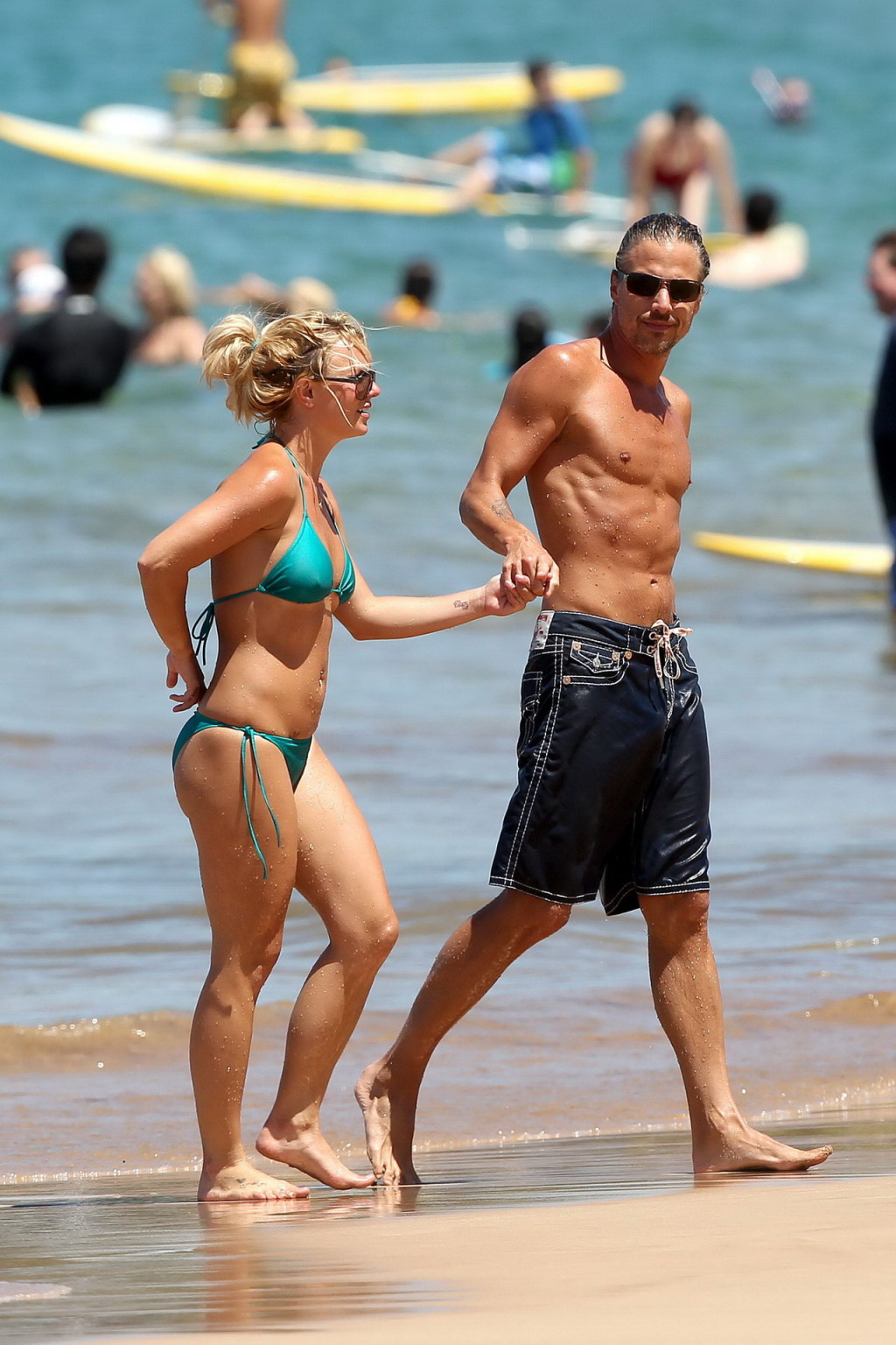Britney spears mostrando pokies en bikini azul mojado en la playa en maui
 #75335561