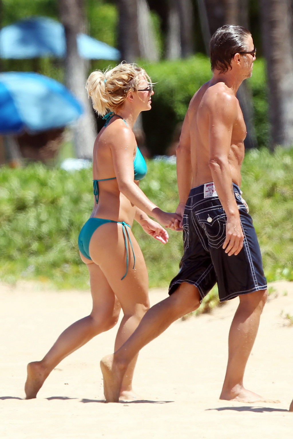 Britney spears montrant ses pokies dans un bikini bleu mouillé sur la plage de Maui.
 #75335568