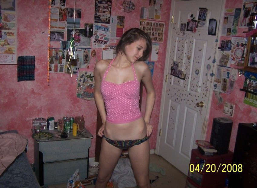 Photos d'une fille d'à côté montrant ses seins
 #75720259