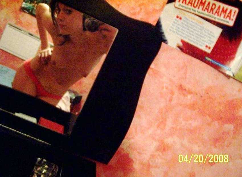 Bilder von einem Mädchen von nebenan, das ihre Titten zeigt
 #75720276