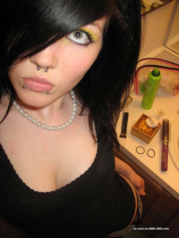 Sélection d'images d'une emo gf qui aime les piercings faciaux
 #67647008