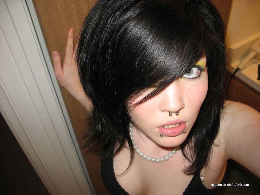 Sélection d'images d'une emo gf qui aime les piercings faciaux
 #67647026
