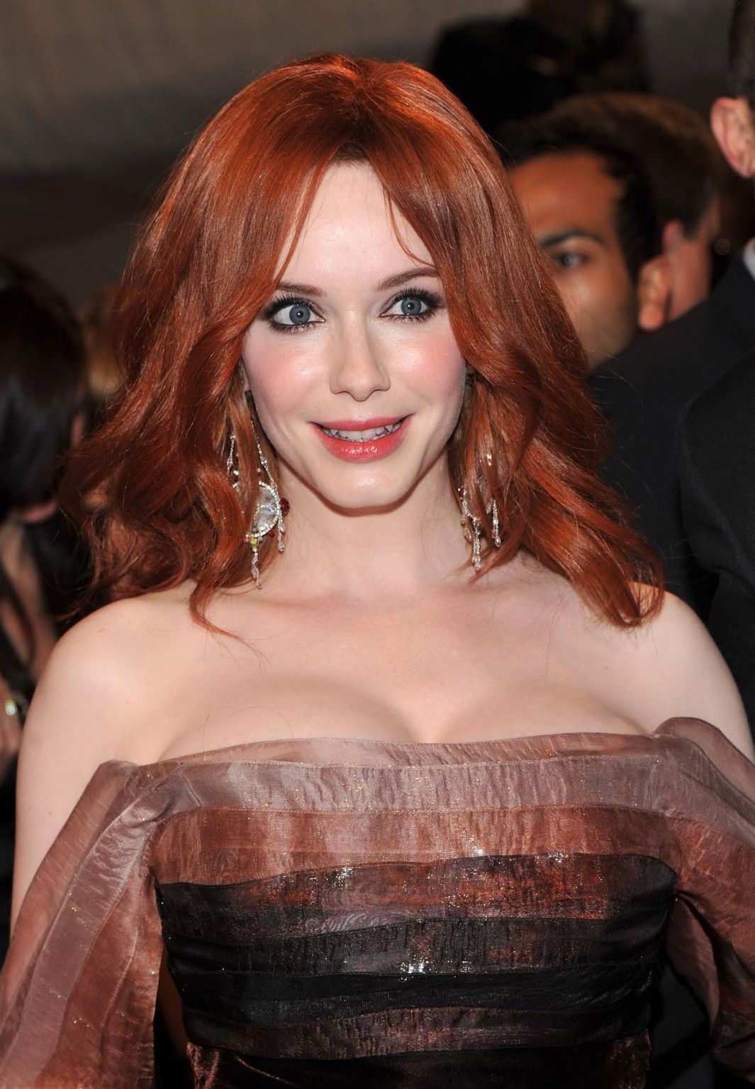 Christina hendricks busty indossando abito basso taglio al gala di beneficenza a nyc
 #75305724