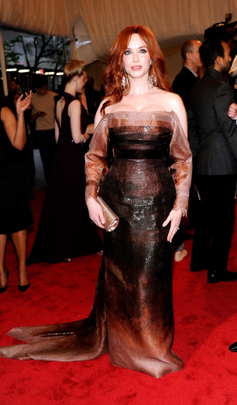 Christina Hendricks portant une robe décolletée au gala de charité à New York.
 #75305753
