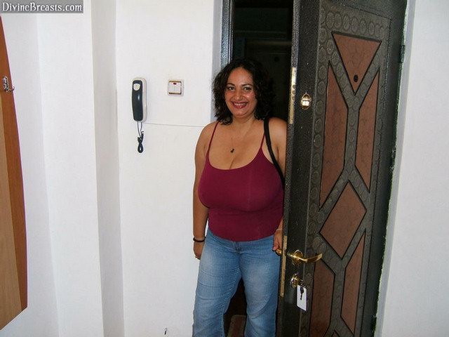 Amateur latina potelée avec des gros seins géants
 #75569921