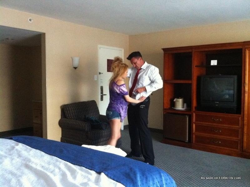 男がホテルの部屋で自分の女房を激しく犯す
 #68116635